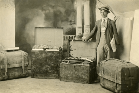 Jacques Antoine Clariond con sus maletas de muestrarios de agente viajero 1910 (SC)